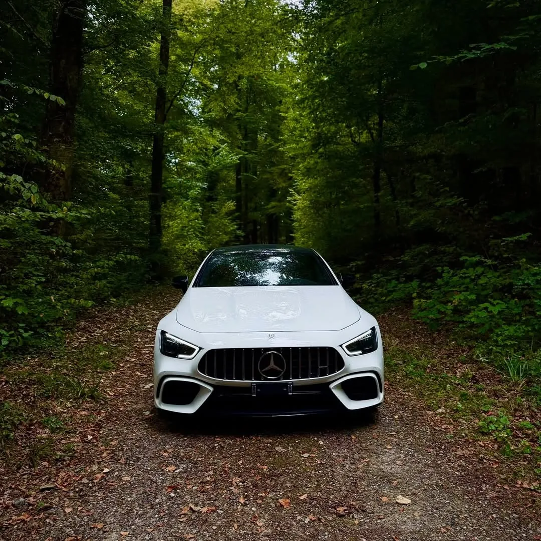 Mercedes-AMG GT 63 S · Weiss – Frontansicht im Wald